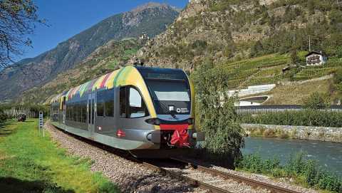 Vinscher-Bahn fährt von Meran nach Mals im Vinschgau
